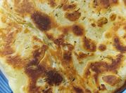 Una foto di focaccia al rosmarino
