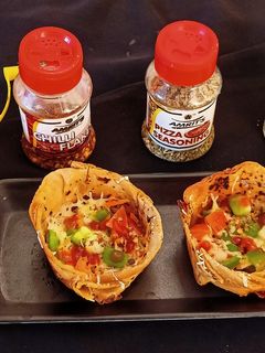 રોટી બાસ્કેટ વેજ પીઝા (Roti Basket Veg Pizza Recipe In Gujarati) રેસીપી મુખ્ય ફોટો