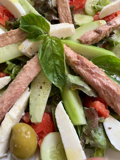 Una foto de Ensalada de verduras, mozzarella y melva de Marisa