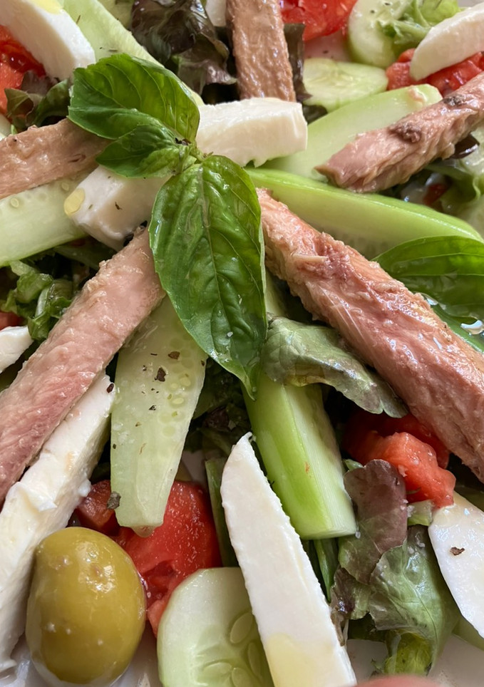 Una foto de Ensalada de verduras, mozzarella y melva de Marisa