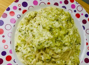 Una foto de PASTA (SPAGHETTIS) CON SALSA ALFREDO AL 🥦🍲🥦 BRÓCOLI 🥦🥦