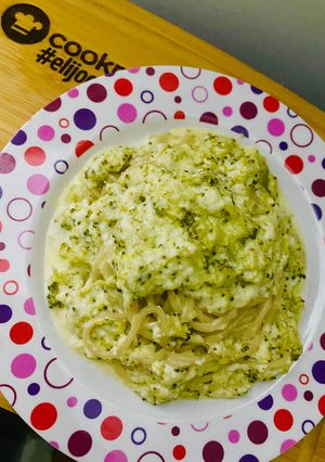 Una foto de PASTA (SPAGHETTIS) CON SALSA ALFREDO AL 🥦🍲🥦 BRÓCOLI 🥦🥦