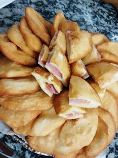 Una foto de Tortas fritas rellenas de jamón y queso