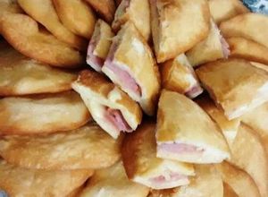 Una foto de Tortas fritas rellenas de jamón y queso