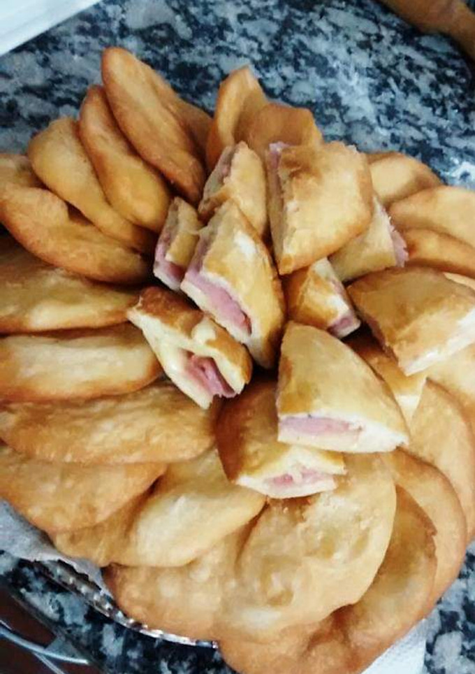 Una foto de Tortas fritas rellenas de jamón y queso