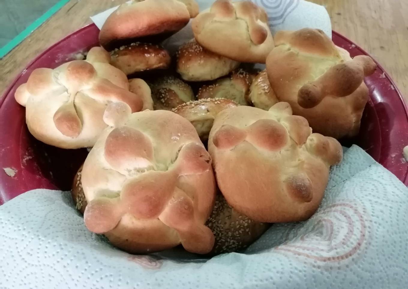 Pan de muerto relleno de queso crema con zarzamora