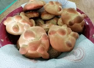 Una foto de Pan de muerto relleno de queso crema con zarzamora