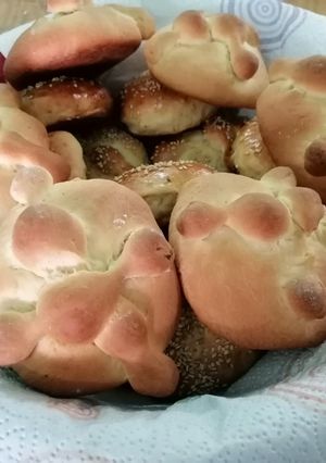 Una foto de Pan de muerto relleno de queso crema con zarzamora