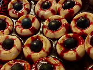 Halloween 🎃 Soupe de yeux 👁 - Panna cotta vanille et coulis de fruits rouges