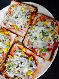 બ્રેડ પીઝા (bread pizza recipe in Gujarati) રેસીપી મુખ્ય ફોટો