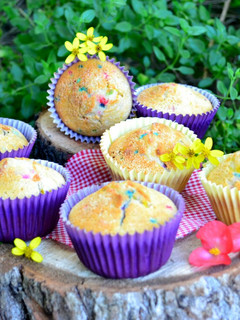 Una foto de Muffins de yogur y pasas de uva, sin tacc🎶