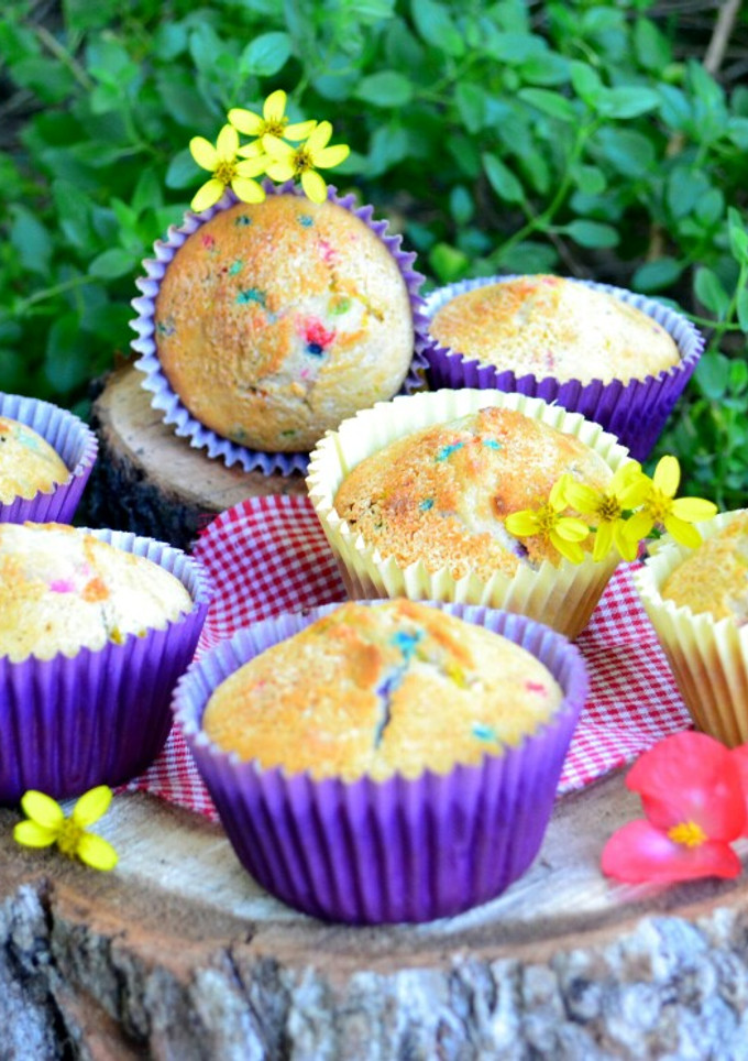 Una foto de Muffins de yogur y pasas de uva, sin tacc🎶