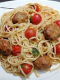 Espaguetis con albóndigas en salsa de tomate y tomate cherry