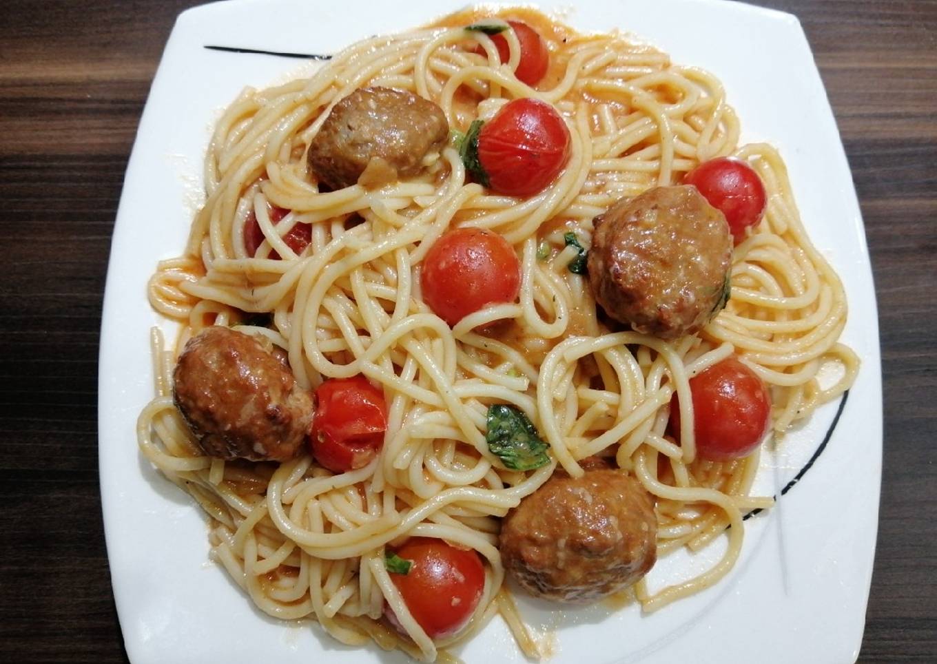 Espaguetis con albóndigas en salsa de tomate y tomate cherry