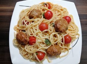 Una foto de Espaguetis con albóndigas en salsa de tomate y tomate cherry