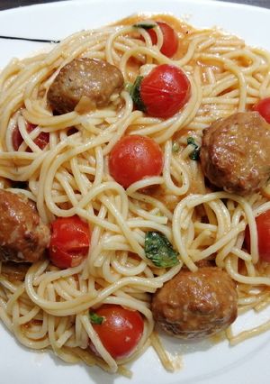 Una foto de Espaguetis con albóndigas en salsa de tomate y tomate cherry