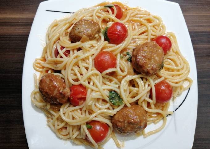 Espaguetis con albóndigas en salsa de tomate y tomate cherry Receta de  Margarita restrepo velez- Cookpad
