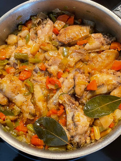 Una foto de Alitas de pollo con verduras