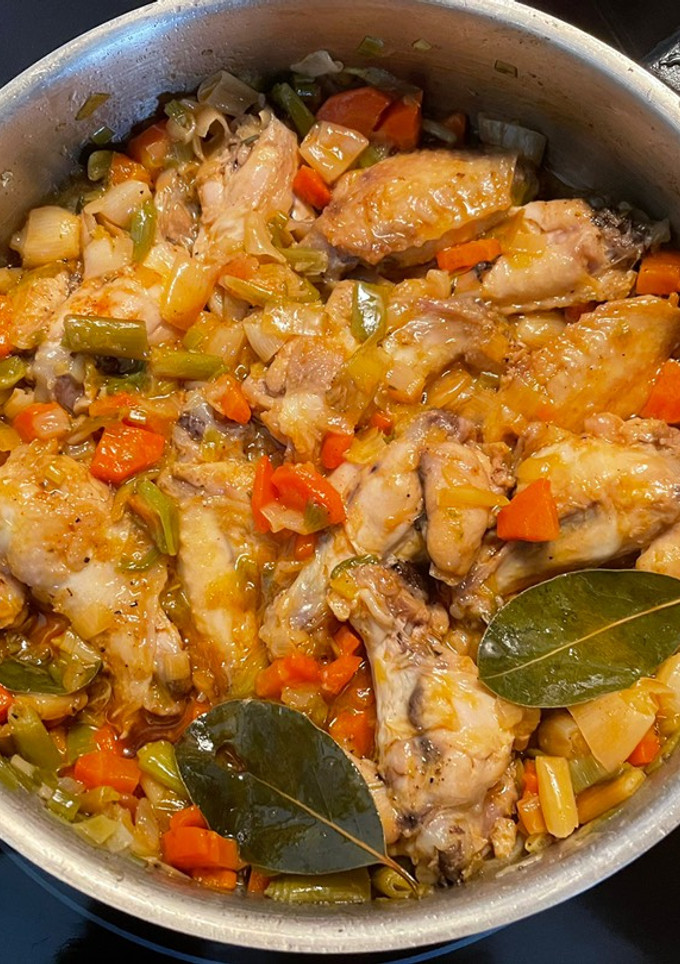 Una foto de Alitas de pollo con verduras