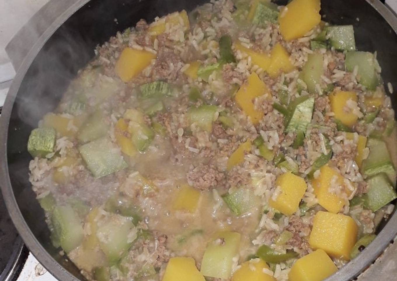 Guiso de arroz integral con carne picada y verduras sin sal