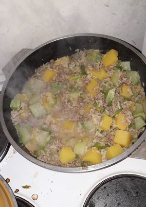 Una foto de Guiso de arroz integral con carne picada y verduras sin sal