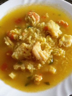 Una foto de Guiso de arroz con bacalao y gambas