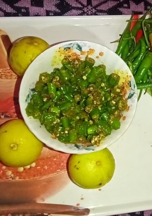 हरी मिर्च इंस्टेंट आचार (hari mirch instant achar recipe in Hindi) रेसिपी मुख्य फोटो