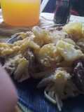 Revuelto rico y económico acompañado de fideos con queso