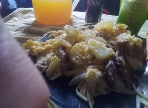 Una foto de Revuelto rico y económico acompañado de fideos con queso