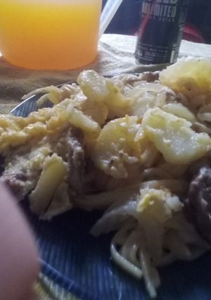 Una foto de Revuelto rico y económico acompañado de fideos con queso