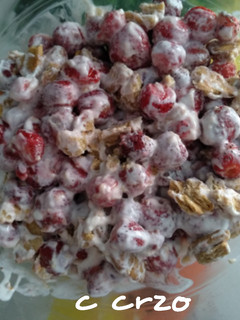 Una foto de Fresas con galleta y yogurt