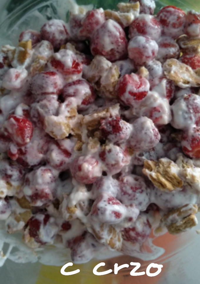 Una foto de Fresas con galleta y yogurt