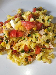 Una foto de Ensalada de pasta, atún y vegetales 🥗