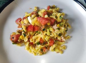 Una foto de Ensalada de pasta, atún y vegetales 🥗