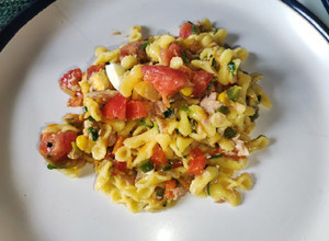 Una foto de Ensalada de pasta, atún y vegetales 🥗