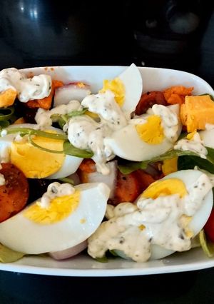 A picture of My Hot Day Salad 🥰🍓🥒🧀🥚.