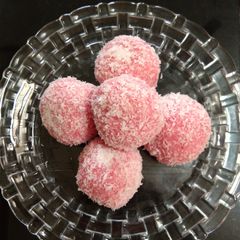 A picture of Coconut ladoo.
