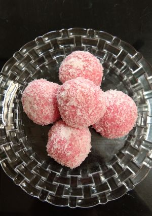 A picture of Coconut ladoo.