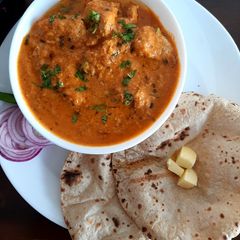A picture of Butter chicken/chicken tikka masala.