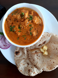 A picture of Butter chicken/chicken tikka masala.