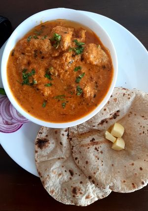 A picture of Butter chicken/chicken tikka masala.