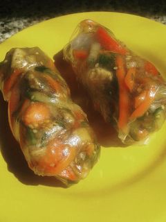 Фото Спринг роллы с курицей и овощами.