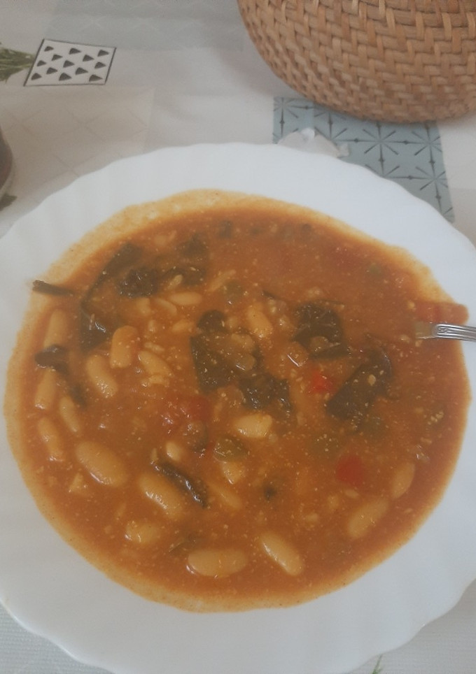 Una foto de Alubias blancas al curry con arroz y espinacas al microondas