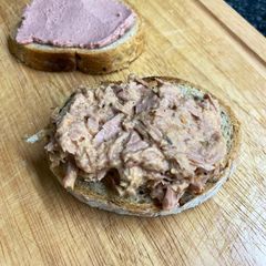 A picture of Spicy tuna sandwich.