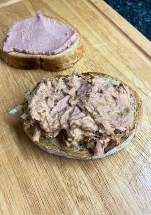 A picture of Spicy tuna sandwich.