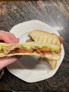 Una foto de Sándwich de Jamón, Tomate y Aguacate
