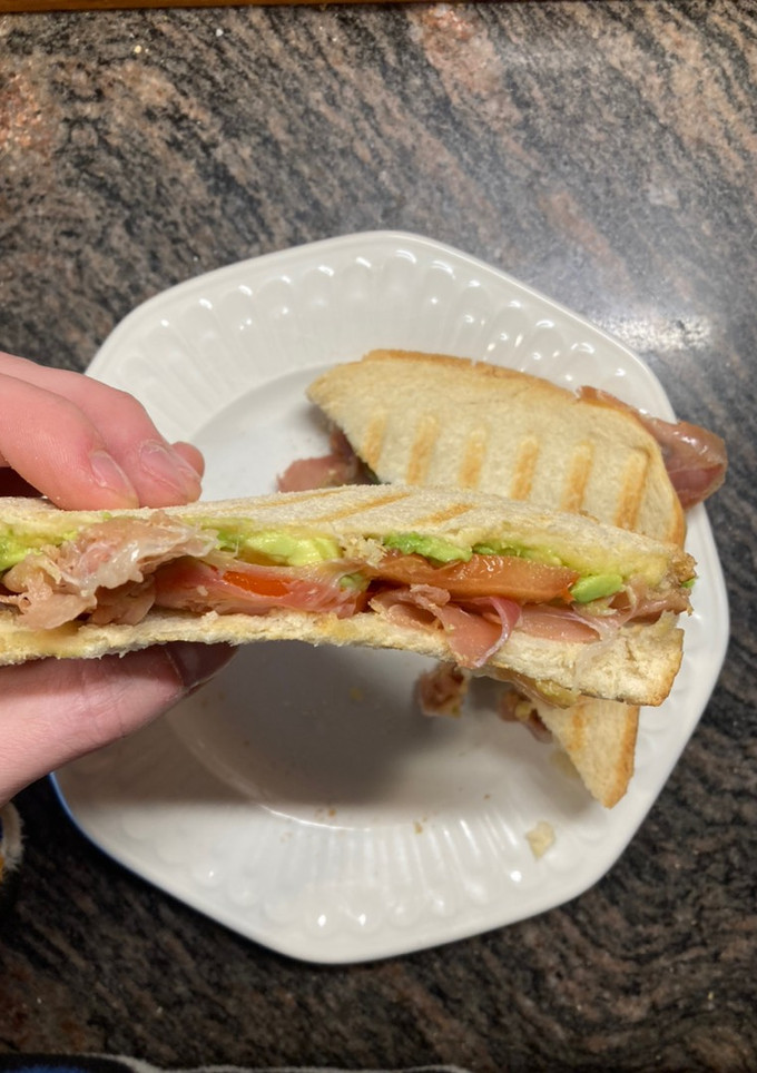 Una foto de Sándwich de Jamón, Tomate y Aguacate