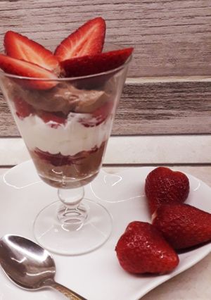 Nutellás-mascarponés pohárkrém eperrel recept fotója