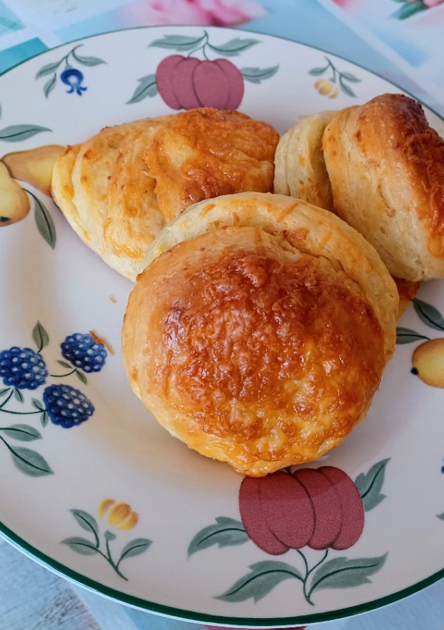 "Százrétegű" pogácsa sok sajttal recept fotója