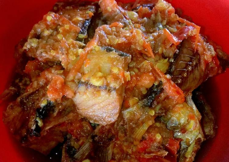 Cara meracik Ikan Asin Disambel Pedas, Enak